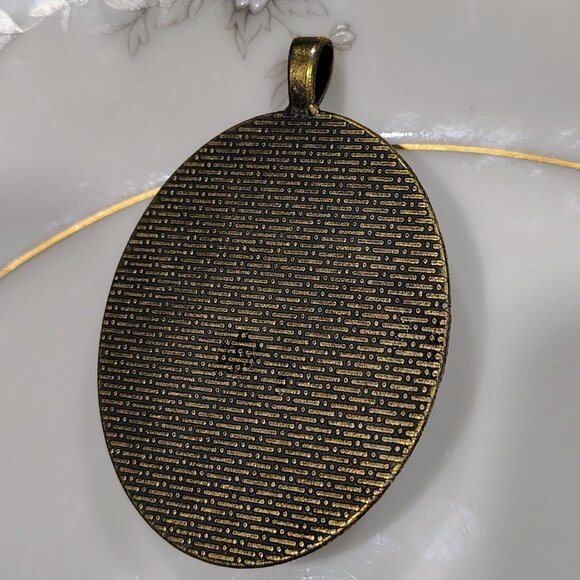 AQUARIUS POURING WATER CAMEO PENDANT Vtg GOLD TONE Cream Black Molded Lucite - Picture 4 of 6